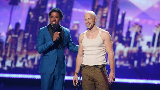 Nick Cannon und der Entfesselungskünstler Jonathan Goodwin in der 11. Staffel von America's Got Talent im Jahr 2016